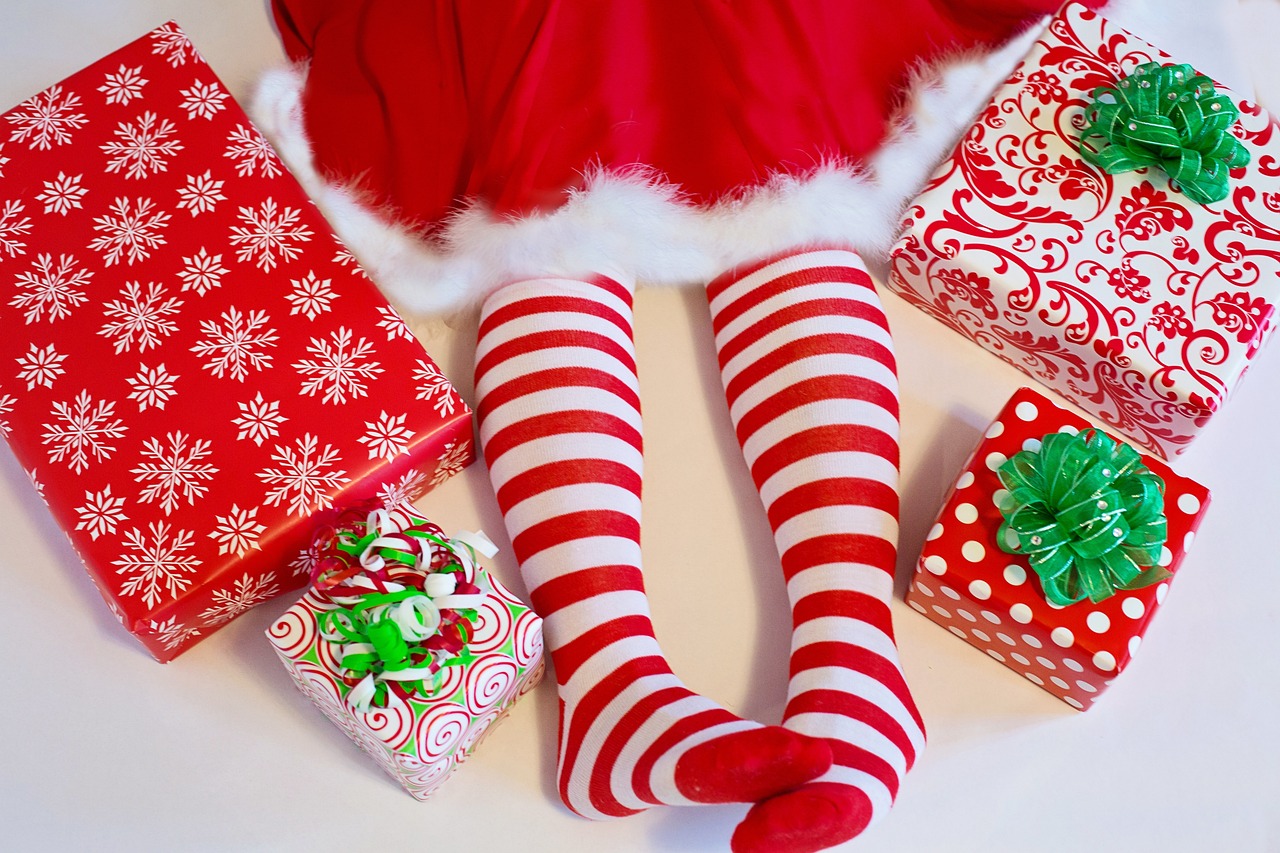 santa's elf, presents, gifts-2999729.jpg